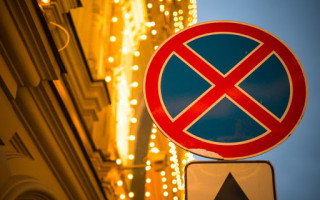 Дія знаку «зупинку заборонено»: правова позиція КАС ВС