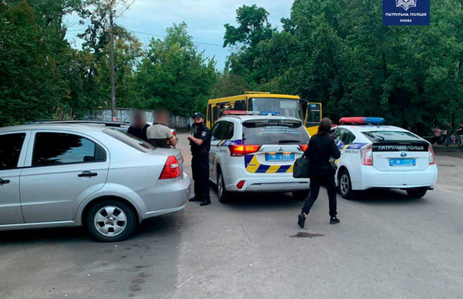 Рулили по очереди: в Киеве двое парней угнали маршрутку «Богдан», видео