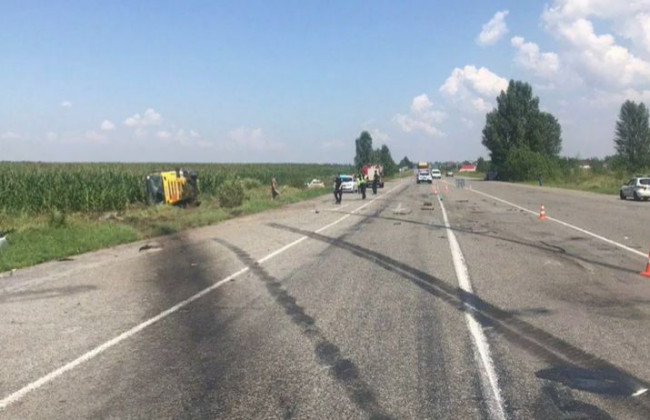 На Київщині жінка на Nissan Qashqai виїхала під фуру, відео