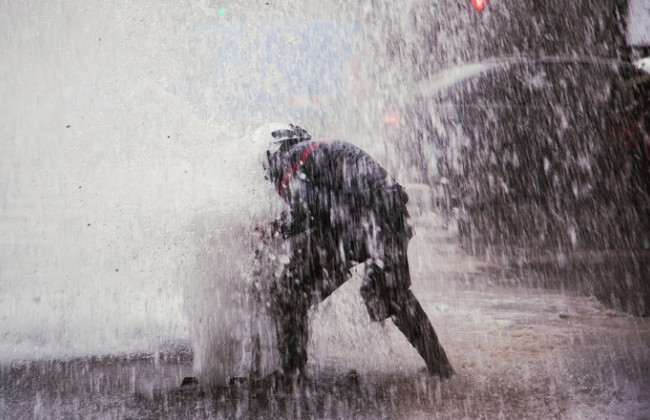 В Киеве на улице забил гейзер, фото