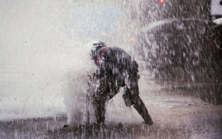 В Киеве на улице забил гейзер, фото