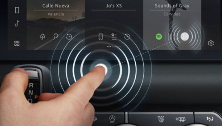 Почему сенсорных экранов все больше в автомобилях: есть причина