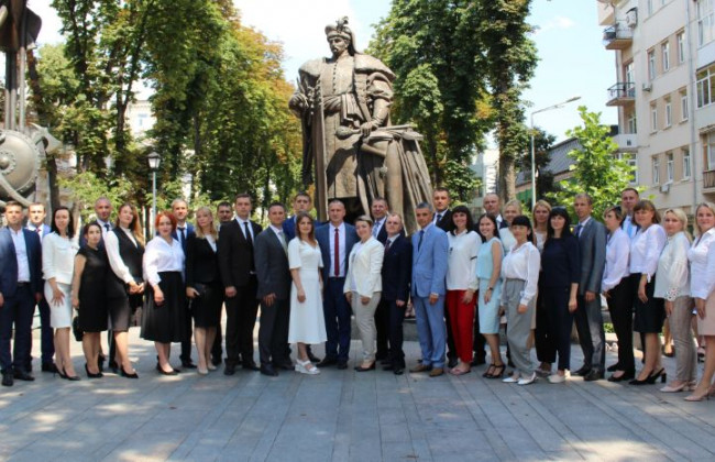Новопризначені судді здійснюватимуть правосуддя з новими нагрудними знаками, фото