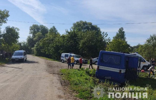 Во Львовской области пассажирский автобус слетел в кювет: пострадало 7 человек, фото