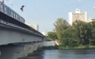 Опасная забава: в Киеве подростки прыгали с вагона метро в Днепр, видео