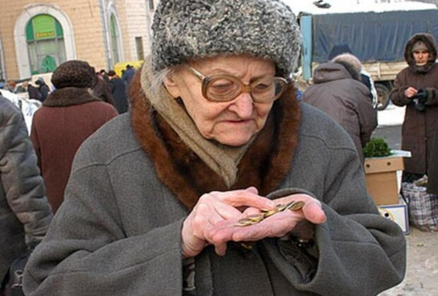 Одинокие пенсионеры получат ежемесячные надбавки: названа сумма