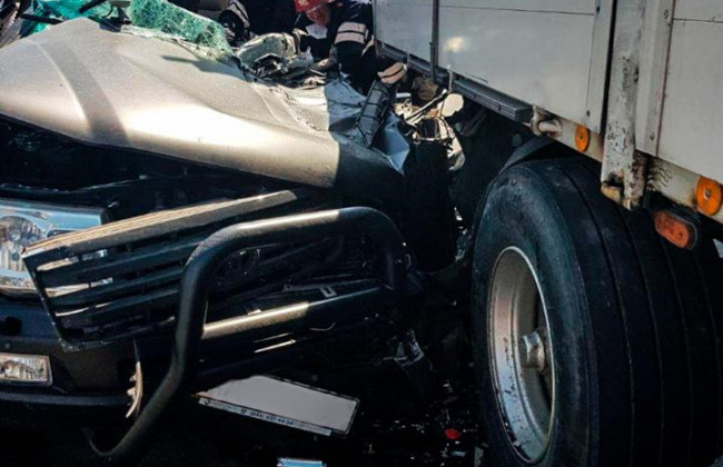В Киеве внедорожник разбился об грузовик: есть погибший, фото