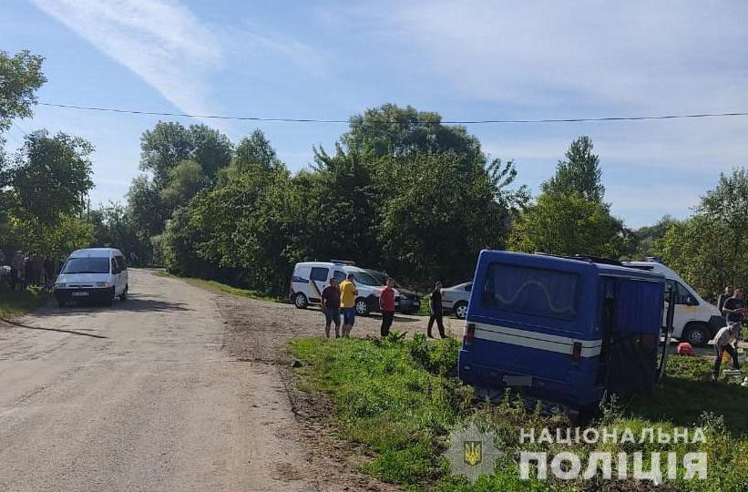 Во Львовской области пассажирский автобус слетел в кювет: пострадало 7 человек, фото
