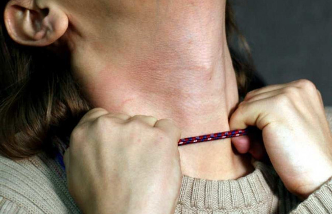 Продавець магазину ледь не задушила жінку за відсутність в неї захисної маски