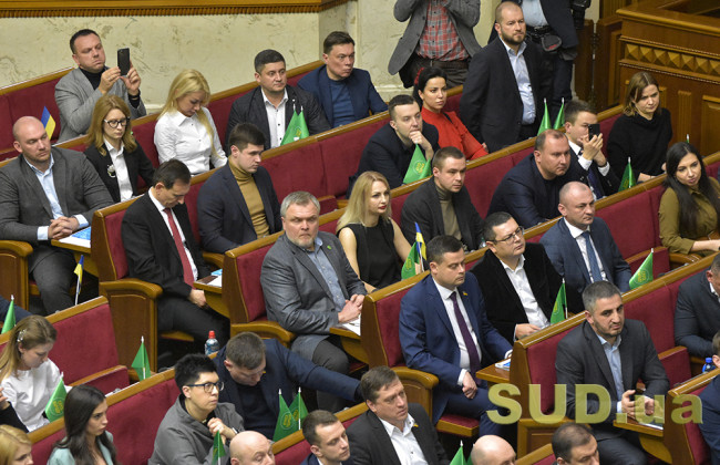 Вспышка коронавируса в «Слуге народа»: заболели три депутата