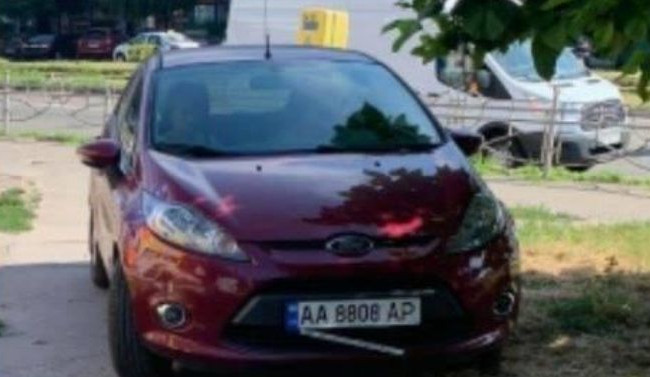 Сбил пешехода: в Киеве водитель устроил гонки по тротуару