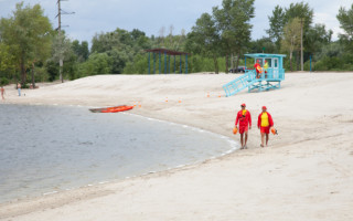 У Києві заборонено купатися на всіх пляжах: що знайшли у воді