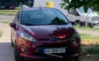 Сбил пешехода: в Киеве водитель устроил гонки по тротуару