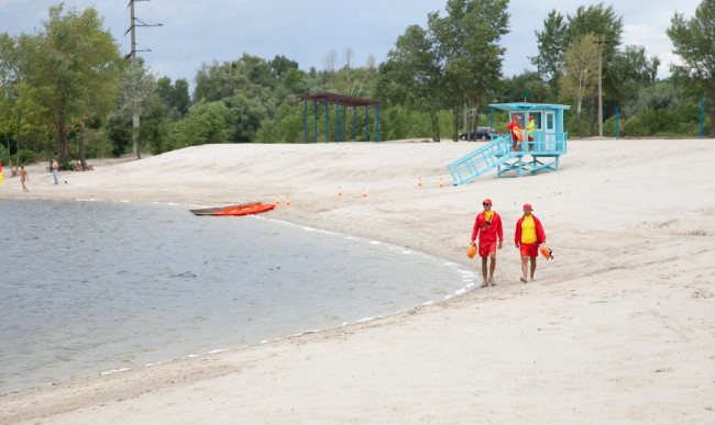 У Києві заборонено купатися на всіх пляжах: що знайшли у воді