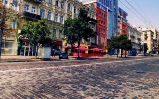 У Києві нахабний нудист перекрив рух автомобілів, відео