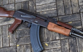 На Донеччині оперуповноважений вдарив жінку прикладом автомату