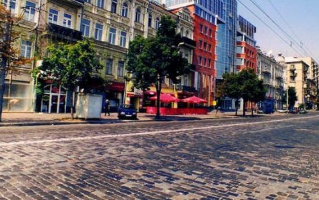 У Києві нахабний нудист перекрив рух автомобілів, відео