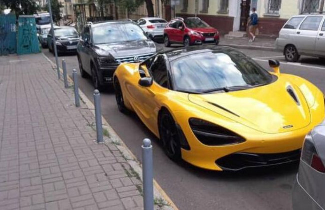 Киянам показали, як евакуюють дорогі автомобілі: фото