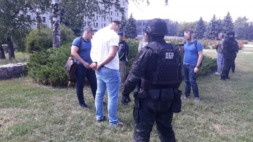 У Полтаві «на гарячому» затримали слідчого ДБР та поліцейського за вимагання 80 000 доларів: фото