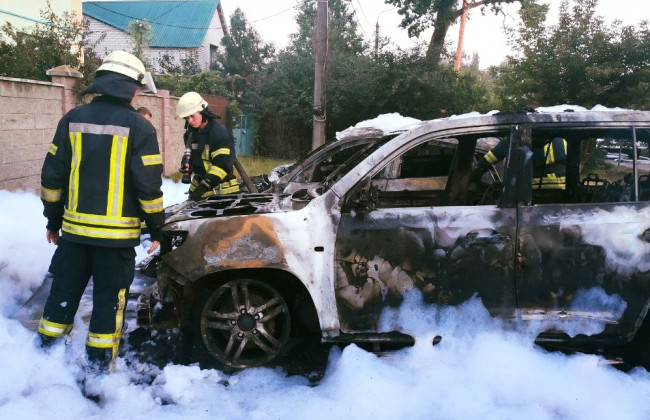 В Киеве дотла сгорели два элитных внедорожника: фото