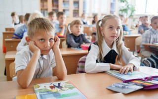 Гимн перед уроками в Киеве: обязательно ли исполнять