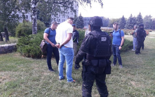 У Полтаві «на гарячому» затримали слідчого ДБР та поліцейського за вимагання 80 000 доларів: фото