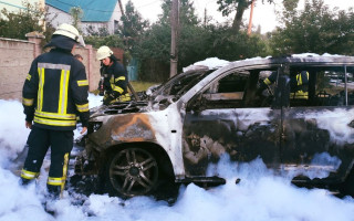В Киеве дотла сгорели два элитных внедорожника: фото