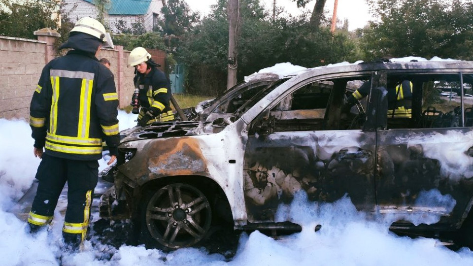 В Киеве дотла сгорели два элитных внедорожника: фото