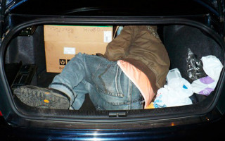 У Києві чоловіка вивезли в ліс і побили