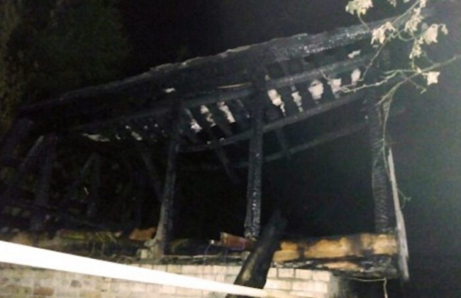 Масштабна пожежа під Києвом: будівля згоріла вщент