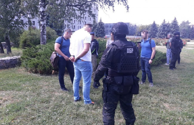 У Полтаві «на гарячому» затримали слідчого ДБР та поліцейського за вимагання 80 000 доларів: фото
