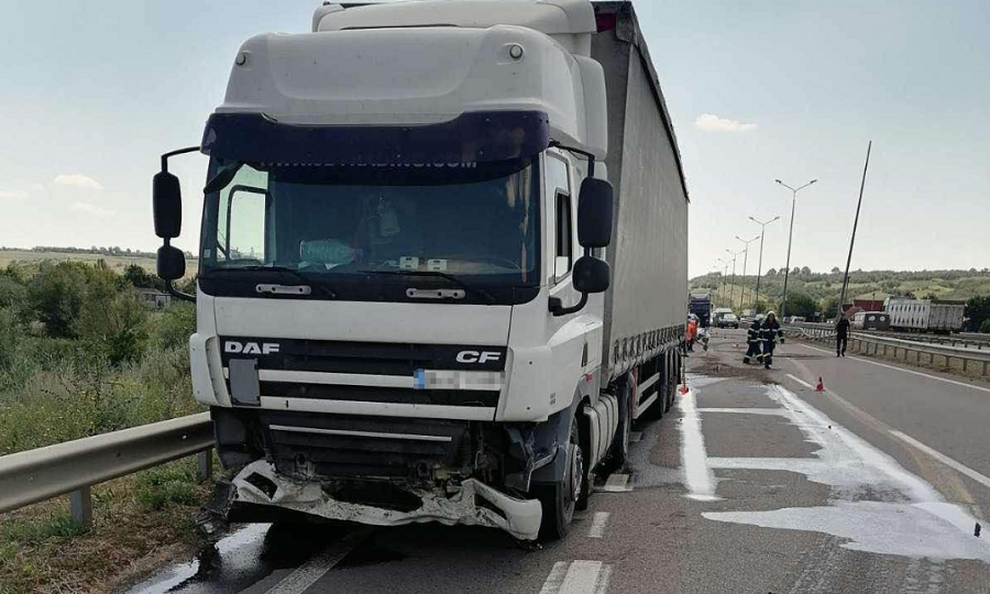 Жуткое ДТП на трассе Киев-Одесса: грузовик сбил насмерть двух мужчин