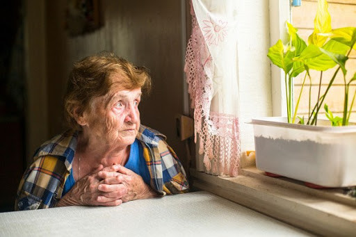 Одинокие пенсионеры каждый месяц будут получать дополнительную помощь: названа сумма