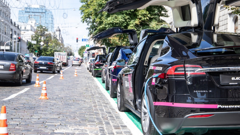 Водителям электрокаров облегчили жизнь: в Киеве появились парковки с зарядками, фото