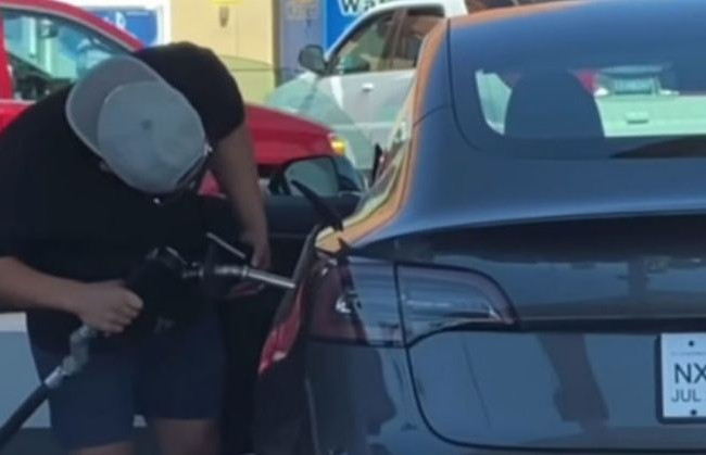 Долго искал топливный бак: американец пытался заправить Tesla, видео