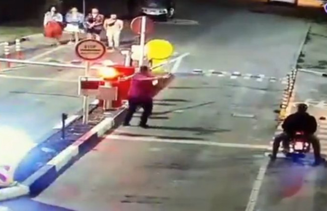 В Киеве неадекват уничтожил оборудование на пункте въезда на Труханов остров, видео