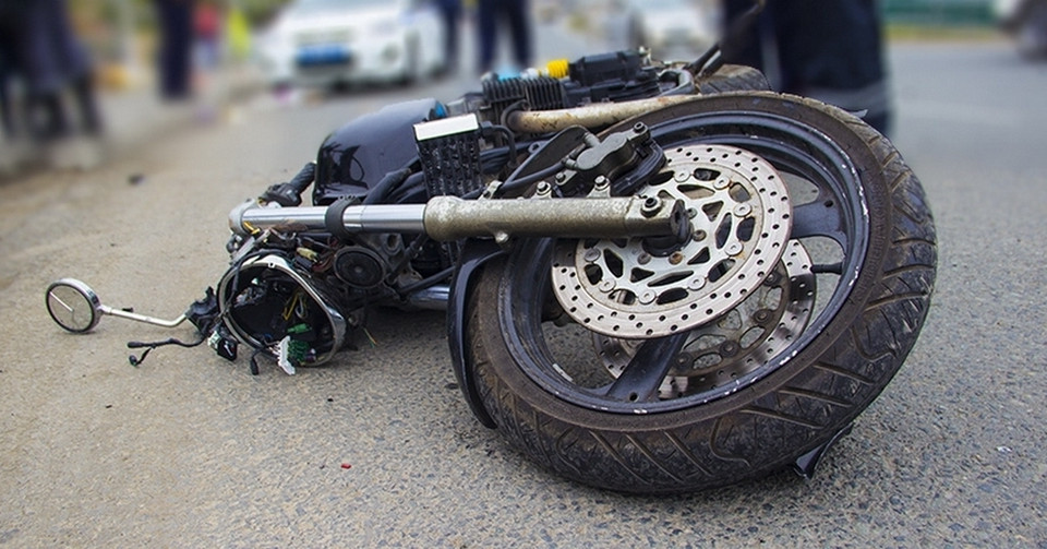 Под Киевом мотоциклист насмерть сбил пешехода: фото