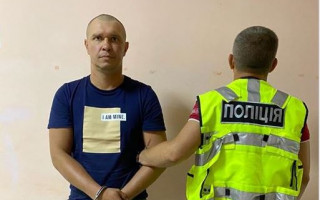 В поезде «Мариуполь-Киев» уголовник избил и пытался изнасиловать женщину на глазах у сына: стали известны детали, фото