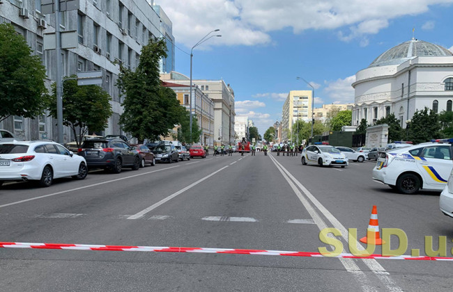 К бизнес-центру «Леонардо» стягивается бронированная техника: фото и видео «Судебно-юридической газеты»