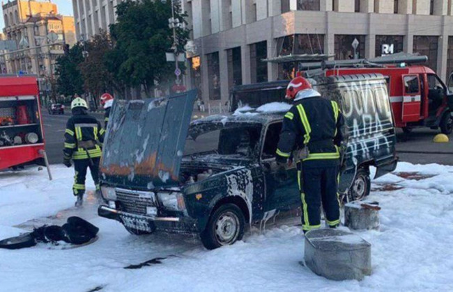 В центре Киева мужчина облил горючим автомобиль и поджег его