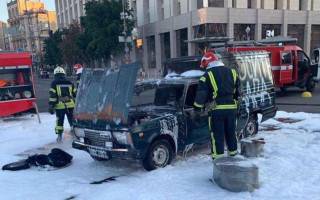 В центре Киева мужчина облил горючим автомобиль и поджег его