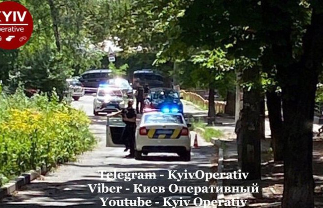 В Киеве поступило сообщение о заминированном авто: улицу перекрыли, фото