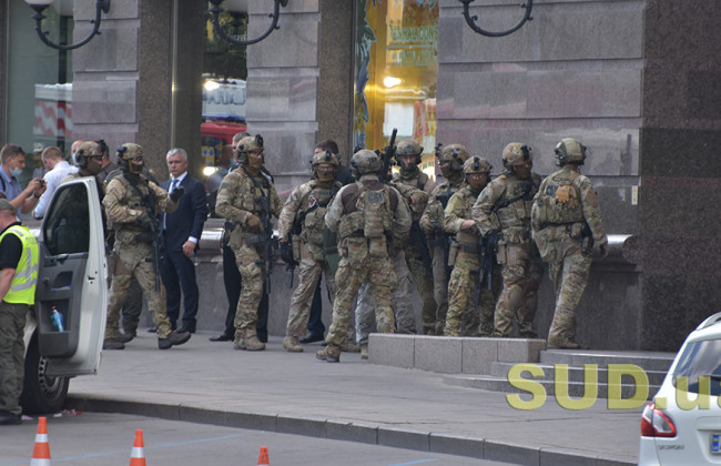 Захват заложников в «Леонардо» и нейтрализация террориста: как это было, фото