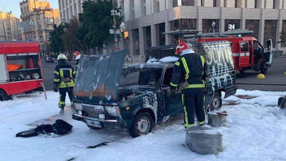 В центре Киева мужчина облил горючим автомобиль и поджег его