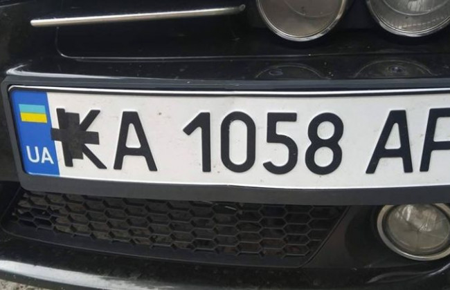 Видеофиксация нарушений ПДД: в Киеве водитель оригинально «спрятал» номера