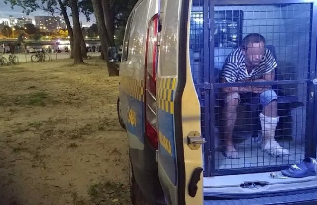 На Варшавському пляжі затримали українця, який розгулював з ножем