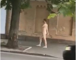 В Киеве по Крепостному переулку гуляет голый мужчина: видео