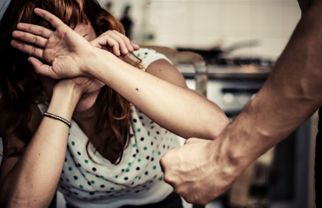 За домашнє насилля кривдника можуть чекати громадські роботи: у ВР зареєстрували законопроект