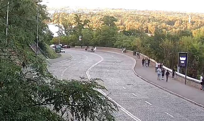 У Києві сталася серйозна ДТП з переворотом: відео