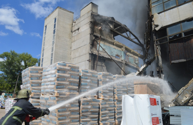 В Чернигове прогремел взрыв: трехэтажное здание почти разрушено, фото